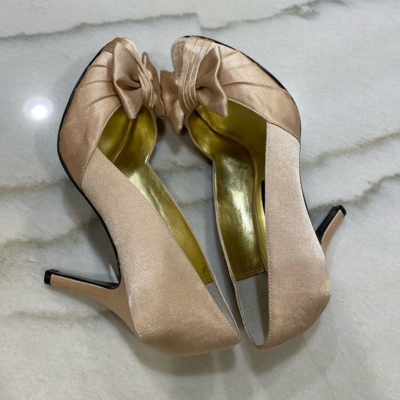 Nina Heels Size 37 US 6.5 Gold Champagne Satin Peep Toe Pleated Bow - Picture 8 of 14